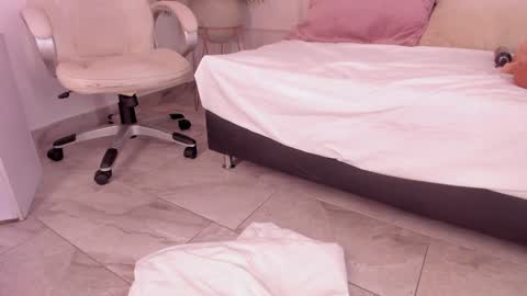 Snapshot of mariapettit chatting on February 8, 3:21 pm Maria Pettit online show from February 8, 3:21 pm