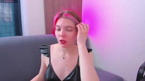 Snapshot of marie_reyess chatting on April 3, 5:27 am Marie 3 online show from April 3, 5:27 am