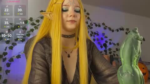 Snapshot of mariel_a_gold chatting on October 31, 5:52 am Mariel Gold online show from October 31, 5:52 am