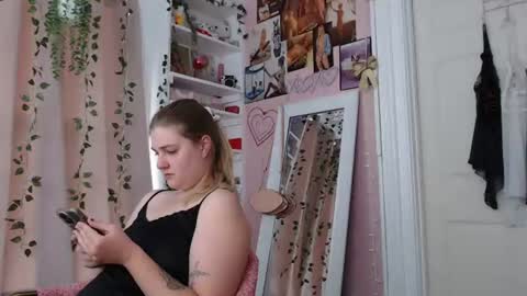 Snapshot of marigoldrue chatting on June 25, 4:11 pm marigoldrue online show from June 25, 4:11 pm