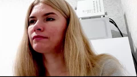 Snapshot of marinaobscura chatting on October 7, 9:06 am Emma online show from October 7, 9:06 am