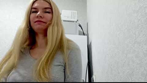 Snapshot of marinaobscura chatting on October 8, 8:45 am Emma online show from October 8, 8:45 am