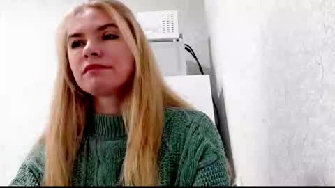 Snapshot of marinaobscura chatting on October 11, 9:52 am Emma online show from October 11, 9:52 am