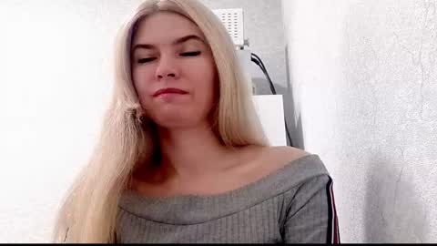 Snapshot of marinaobscura chatting on October 17, 8:50 am Emma online show from October 17, 8:50 am