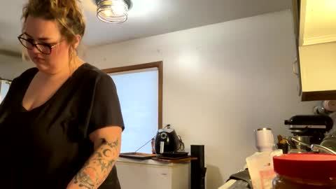 Snapshot of maroon_moon chatting on February 18, 10:47 pm maroon_moon online show from February 18, 10:47 pm