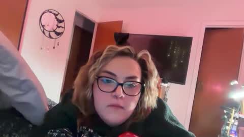 Snapshot of maroon_moon chatting on November 23, 12:10 am maroon_moon online show from November 23, 12:10 am