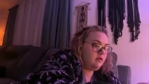 Snapshot of maroon_moon chatting on November 25, 12:21 am maroon_moon online show from November 25, 12:21 am