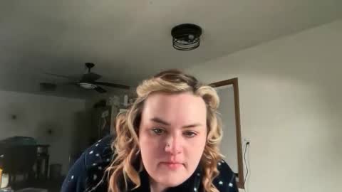 Snapshot of maroon_moon chatting on December 4, 11:35 pm maroon_moon online show from December 4, 11:35 pm