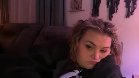 Snapshot of maroon_moon chatting on December 14, 2:17 am maroon_moon online show from December 14, 2:17 am