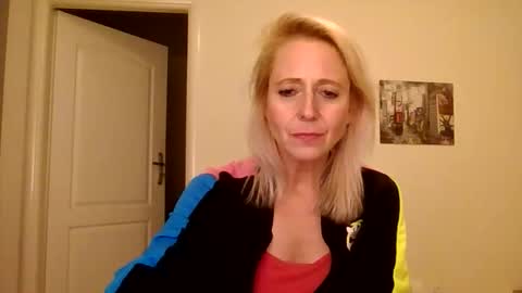 Snapshot of marrygorund chatting on November 12, 11:25 pm MaryGoRound online show from November 12, 11:25 pm