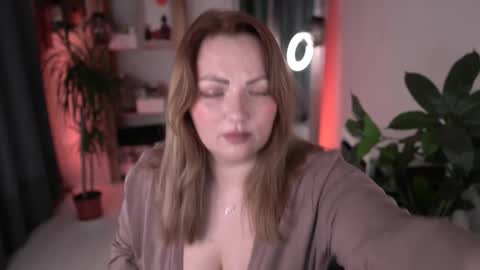 Maria  online broadcast from Tuesday to Suturday from 6 pm to 12 pm Germany time Sunday-Monday offline online show from December 14, 7:40 pm