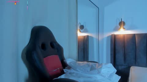 Laura online show from November 9, 7:23 pm