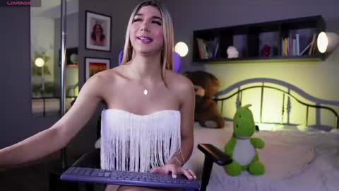 Snapshot of martinaa_rose chatting on June 18, 12:09 pm martinaa_rose online show from June 18, 12:09 pm