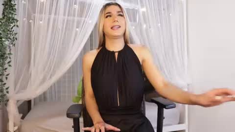 Snapshot of martinaa_rose chatting on June 22, 12:35 pm martinaa_rose online show from June 22, 12:35 pm