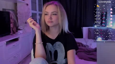 Snapshot of mary_romance chatting on September 18, 8:33 pm Mary online show from September 18, 8:33 pm