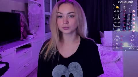 Snapshot of mary_romance chatting on October 5, 9:45 pm Mary online show from October 5, 9:45 pm