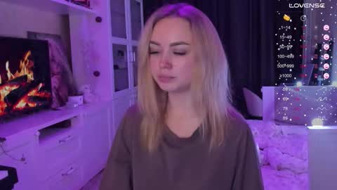 Snapshot of mary_romance chatting on October 13, 8:42 pm Mary online show from October 13, 8:42 pm