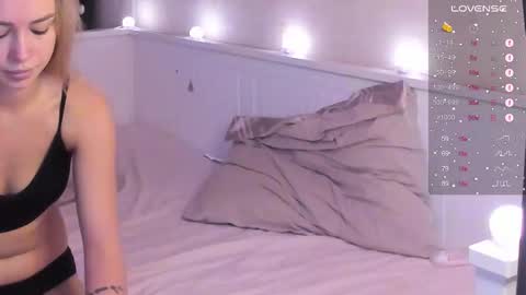 Snapshot of mary_romance chatting on December 2, 11:48 am Mary online show from December 2, 11:48 am