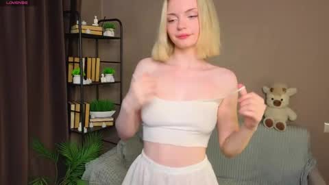 Snapshot of marycalder chatting on May 4, 12:28 am Mary online show from May 4, 12:28 am