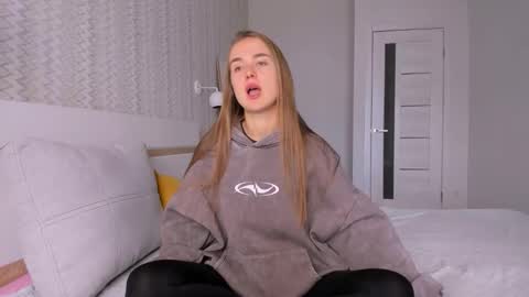 Snapshot of marylee_21 chatting on October 28, 7:01 am Mari online show from October 28, 7:01 am