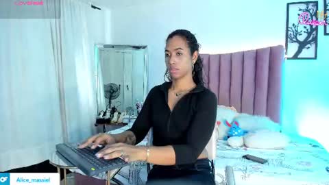 massielhot online show from July 13, 8:00 pm