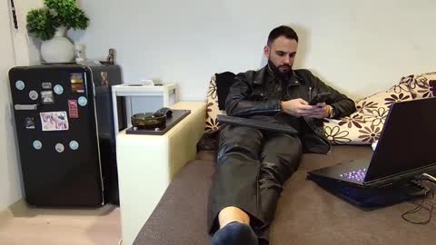 Snapshot of master_roberto333 chatting on January 6, 5:49 pm SIR online show from January 6, 5:49 pm