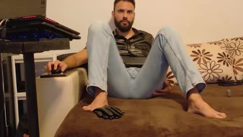 Snapshot of master_roberto333 chatting on October 31, 8:21 pm SIR online show from October 31, 8:21 pm