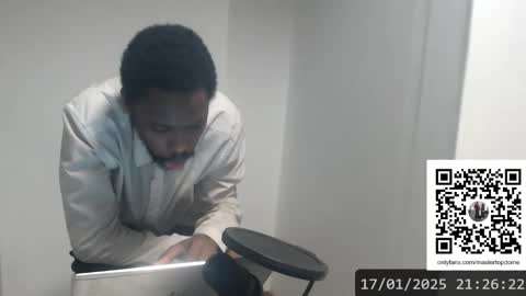 Snapshot of masterdomfuck chatting on January 18, 12:24 am Masterdomfuck online show from January 18, 12:24 am
