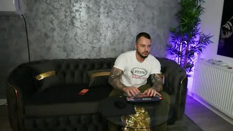 Snapshot of masterkingmuscle chatting on April 1, 9:01 pm masterkingmuscle online show from April 1, 9:01 pm