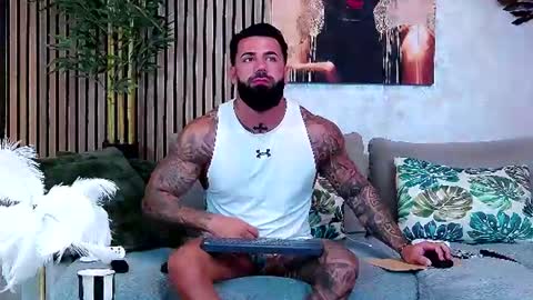 Snapshot of masterkingofmuscle chatting on June 17, 8:28 am masterkingofmuscle online show from June 17, 8:28 am