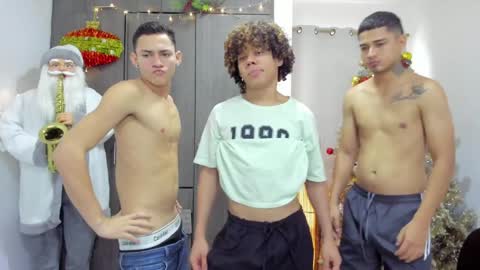 Snapshot of masters_sexx chatting on December 24, 2:33 pm Team Cris Darwin- Fernando- Stiven- David online show from December 24, 2:33 pm