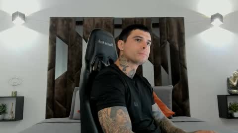 mateo_dilucajs1 online show from November 30, 7:40 pm