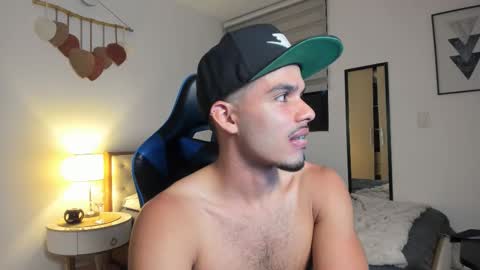 Snapshot of mateoleone chatting on November 4, 11:59 pm Matt online show from November 4, 11:59 pm