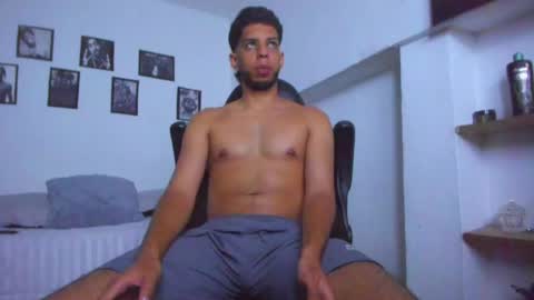 Snapshot of mathews_19 chatting on April 21, 12:23 am Teo online show from April 21, 12:23 am