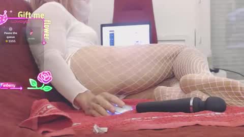 Snapshot of mathurin37 chatting on December 5, 8:05 pm LooLa online show from December 5, 8:05 pm