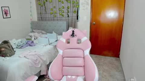 Snapshot of matilde27 chatting on December 1, 11:10 pm Daniela online show from December 1, 11:10 pm