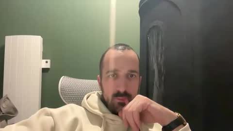 Snapshot of matthias24 chatting on December 19, 1:23 am M online show from December 19, 1:23 am