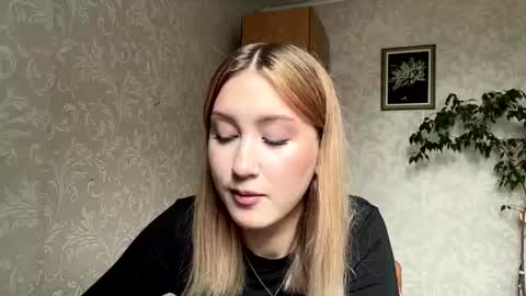 Snapshot of maudiesikes chatting on July 18, 9:24 am Mia online show from July 18, 9:24 am
