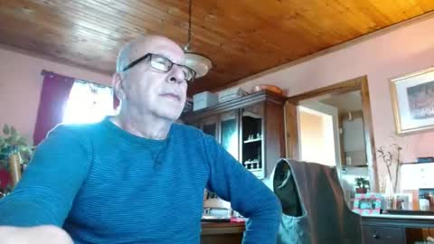 Maurice online show from December 18, 2:06 pm