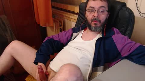 Snapshot of max818k chatting on December 4, 8:40 pm Max online show from December 4, 8:40 pm