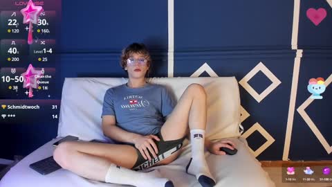 Snapshot of max_lover1 chatting on February 5, 4:03 pm Max lover1 online show from February 5, 4:03 pm