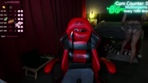 Snapshot of max_phoenix chatting on December 15, 4:51 am Max online show from December 15, 4:51 am