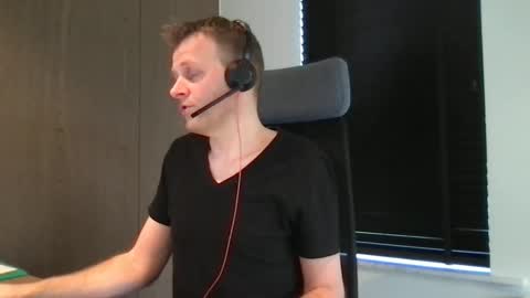 Snapshot of max_straight_1 chatting on February 4, 1:27 pm Max take off clothes online show from February 4, 1:27 pm