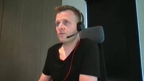 Snapshot of max_straight_1 chatting on February 27, 1:28 pm Max take off clothes online show from February 27, 1:28 pm