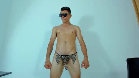 Snapshot of max_wild01 chatting on May 15, 11:01 pm MAX online show from May 15, 11:01 pm