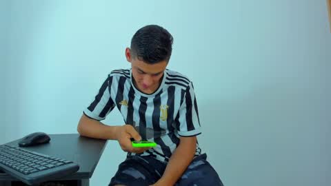 Snapshot of max_wild01 chatting on May 29, 9:02 pm MAX online show from May 29, 9:02 pm