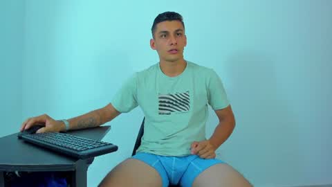 Snapshot of max_wild01 chatting on June 15, 2:47 am MAX online show from June 15, 2:47 am