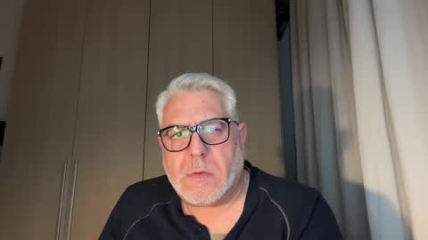 Snapshot of maxbillo chatting on March 20, 11:31 pm maxbillo online show from March 20, 11:31 pm