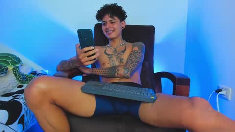 Snapshot of maxi_g chatting on January 20, 2:43 am Maxi online show from January 20, 2:43 am