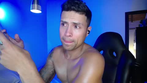 Snapshot of maxi_mux1 chatting on December 7, 9:17 am MAXI online show from December 7, 9:17 am